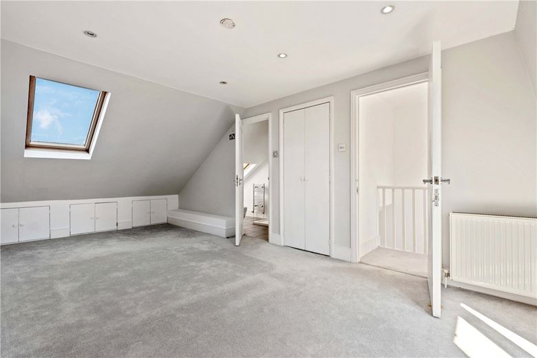 3 bedroom flat, Kenyon Street, London SW6 - Available