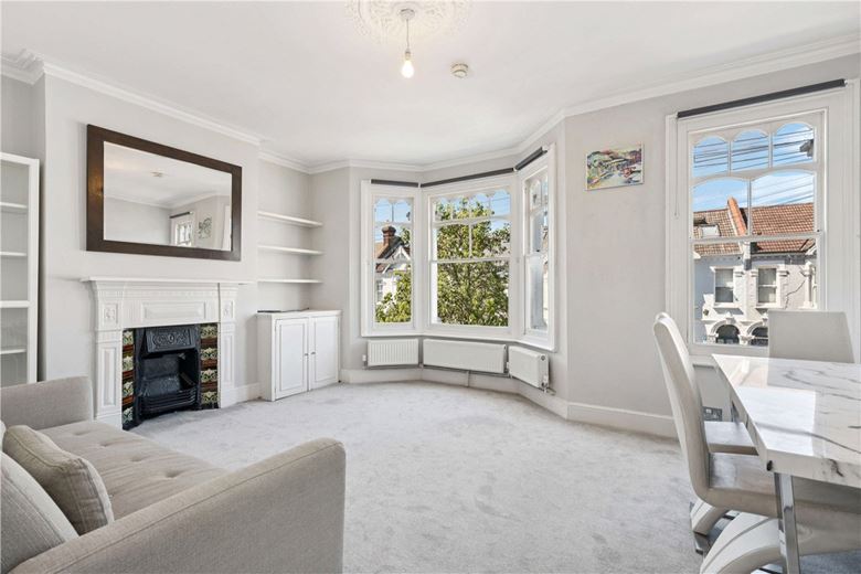 3 bedroom flat, Kenyon Street, London SW6 - Available