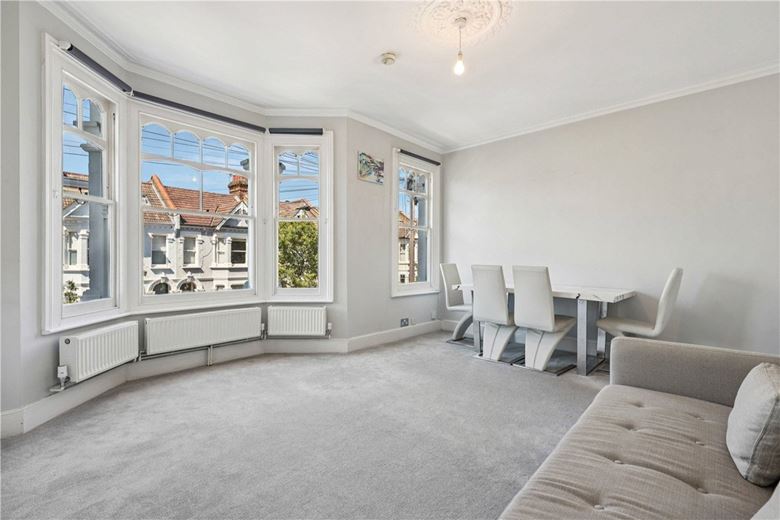 3 bedroom flat, Kenyon Street, London SW6 - Available