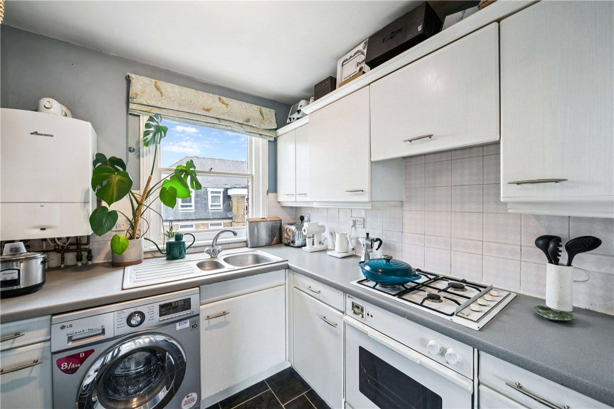 1 bedroom flat, Marryat Square, Wyfold Road SW6 - Available