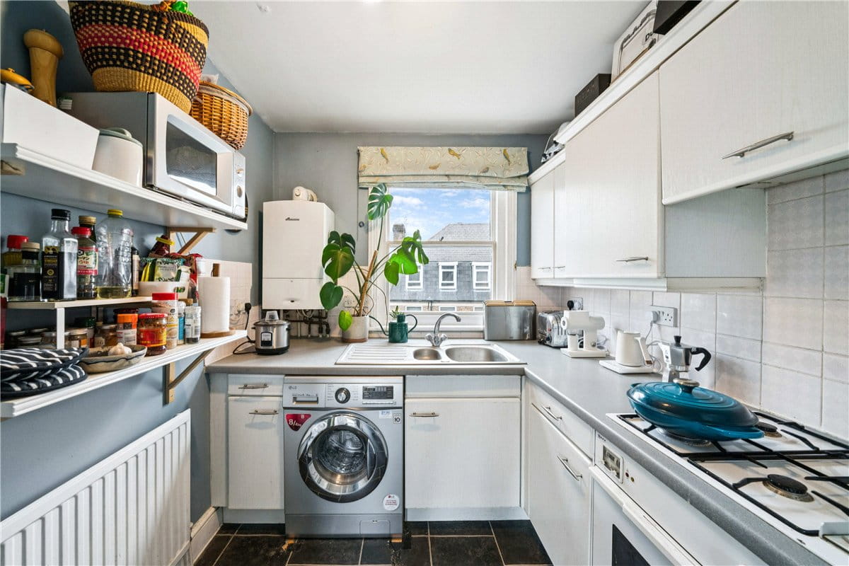 1 bedroom flat, Marryat Square, Wyfold Road SW6 - Available