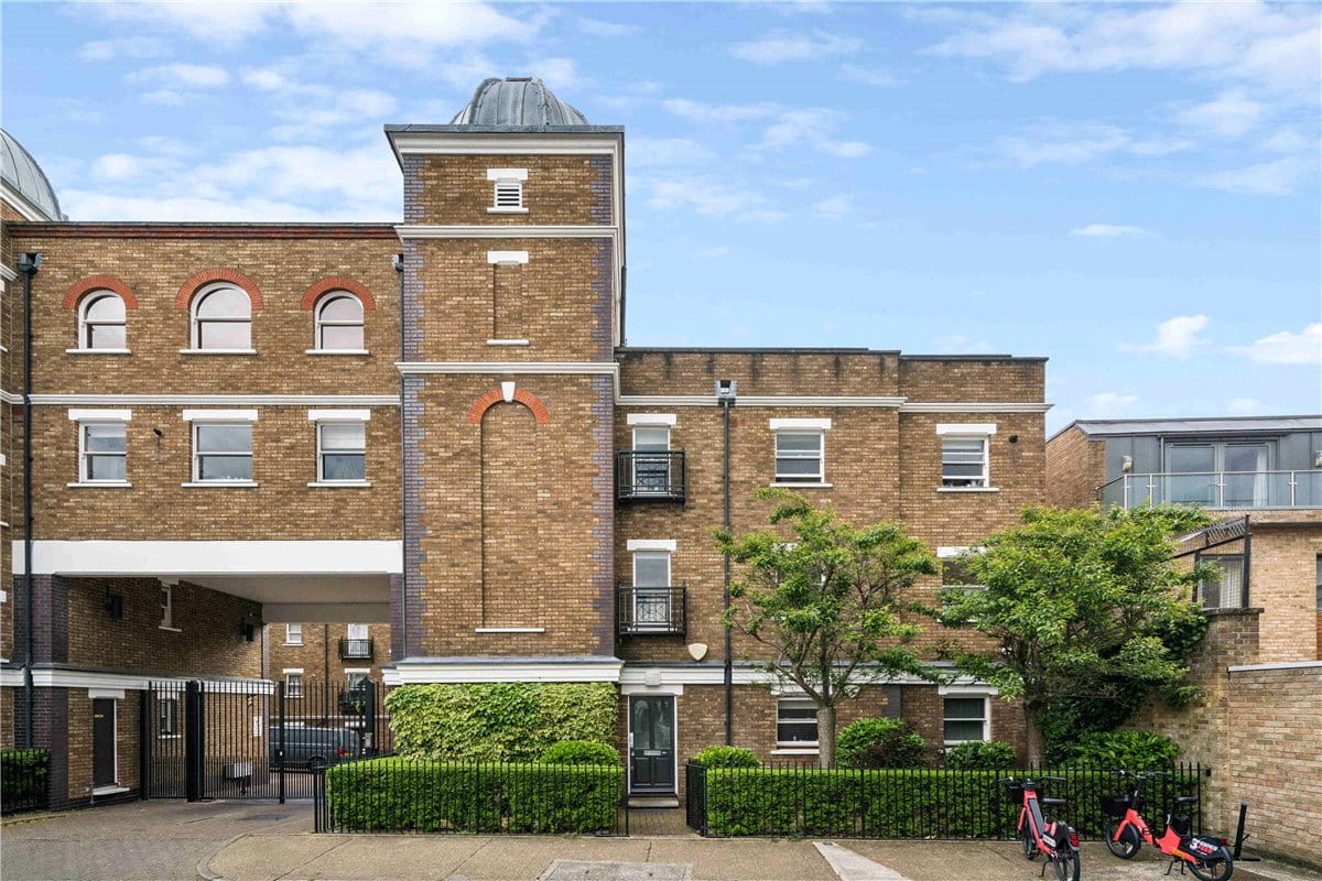 1 bedroom flat, Marryat Square, Wyfold Road SW6 - Available