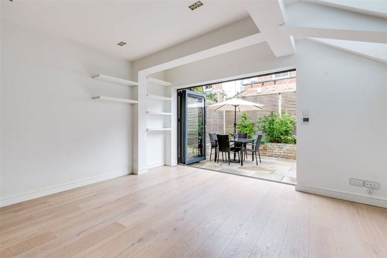 2 bedroom flat, Rowallan Road, London SW6 - Available