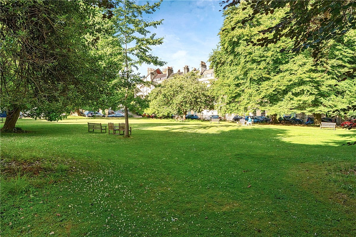 2 bedroom maisonette, St. James's Square, Bath BA1 - Available