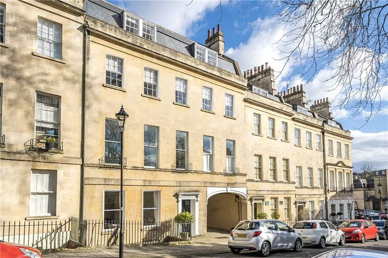 2 bedroom maisonette, St. James's Square, Bath BA1 - Available