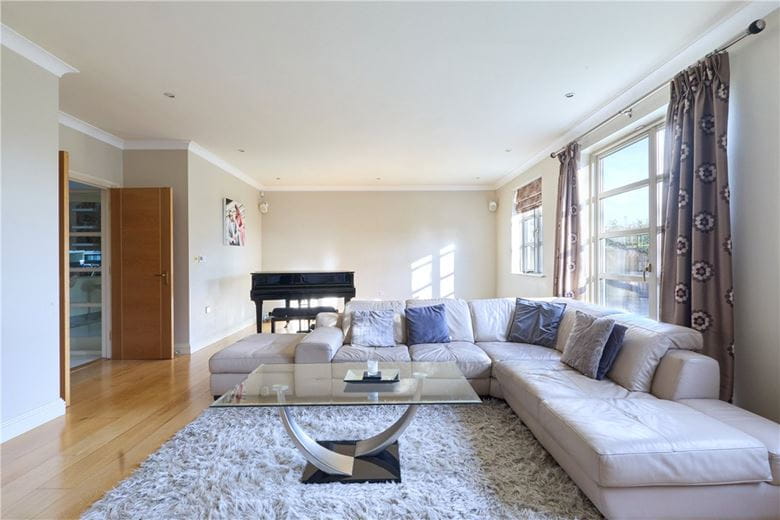 4 bedroom house, Mill Reef, Newmarket CB8 - Available