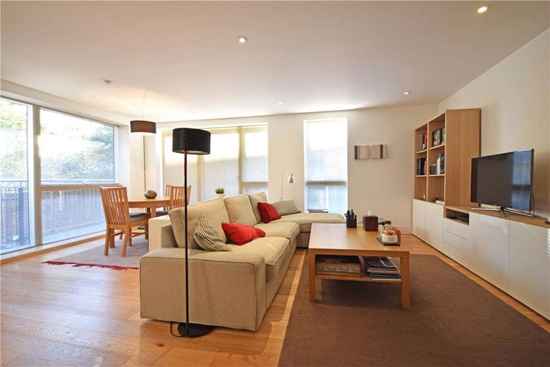 2 bedroom flat, Newton Court, Kingsley Walk CB5 - Available