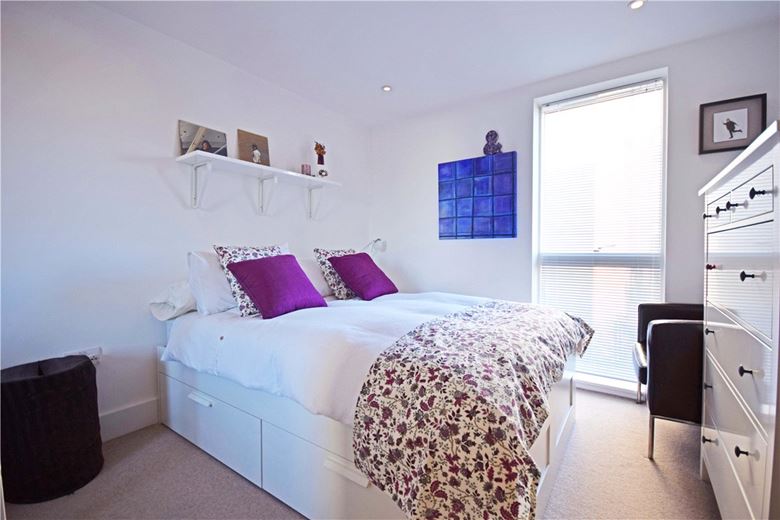 2 bedroom flat, Newton Court, Kingsley Walk CB5 - Available
