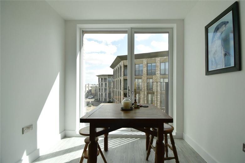 2 bedroom flat, Aston Terrace, Cambridge CB3 - Available