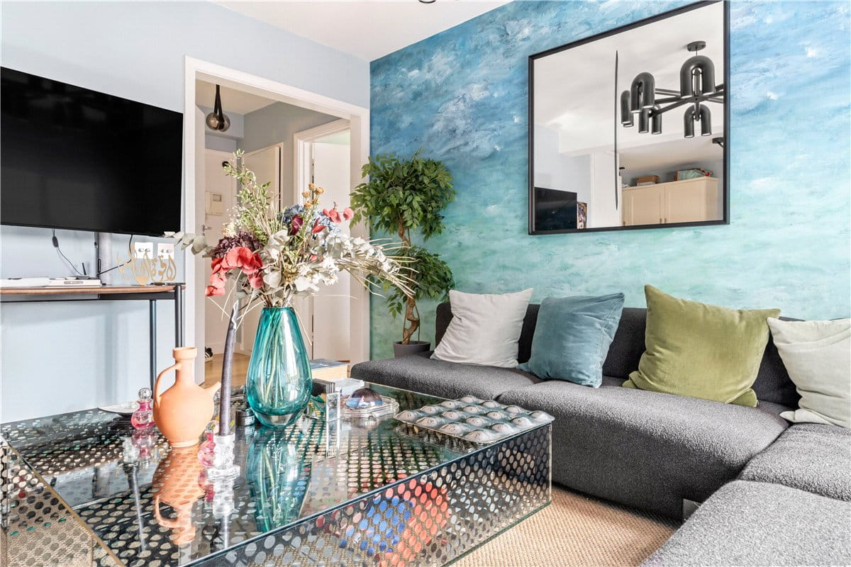 1 bedroom flat, Hereford House, 11 Ovington Gardens SW3 - Available