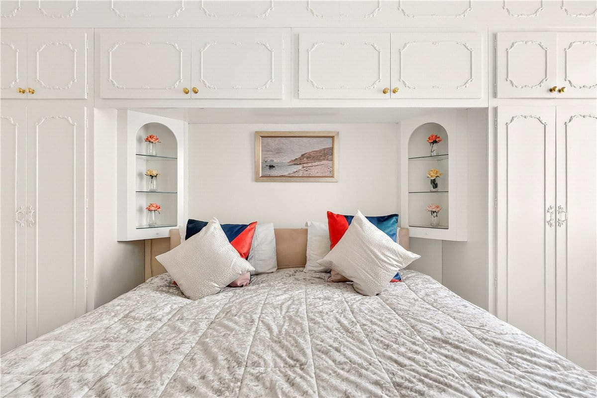 3 bedroom flat, Hyde Park Place, London W2 - Available