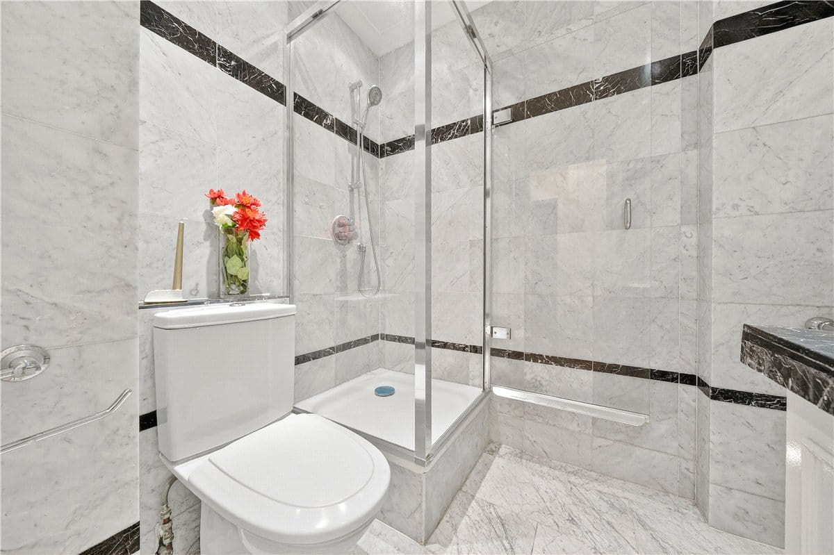 3 bedroom flat, Hyde Park Place, London W2 - Available