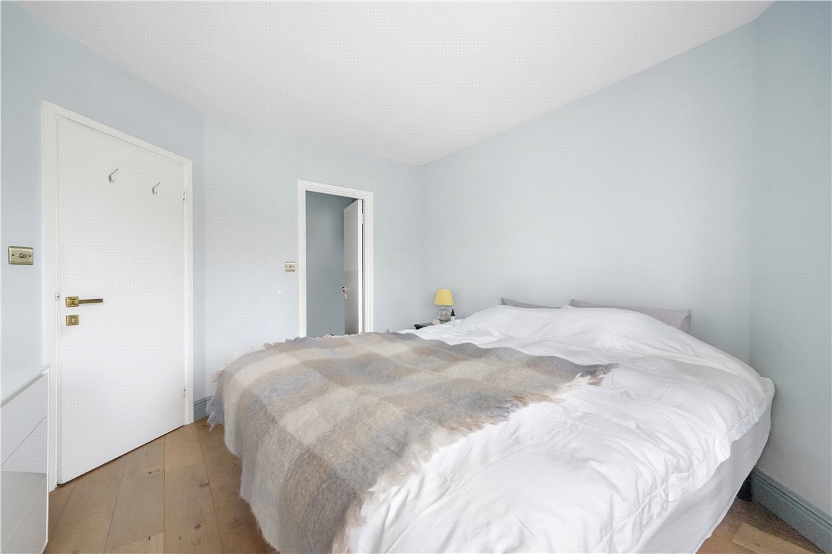 2 bedroom flat, Ennismore Gardens, London SW7 - Available