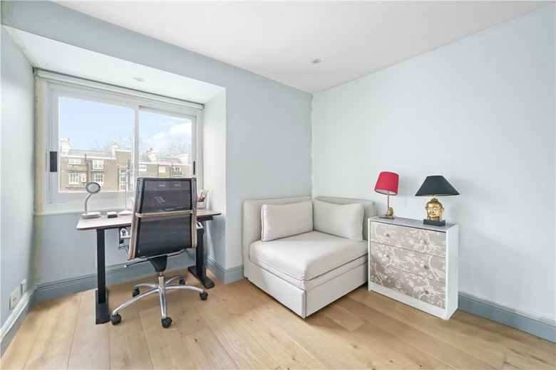 2 bedroom flat, Ennismore Gardens, London SW7 - Available
