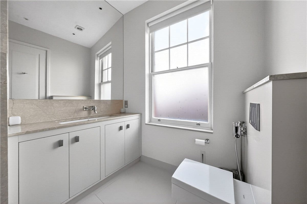 4 bedroom flat, Wynnstay Gardens, Kensington W8 - Available