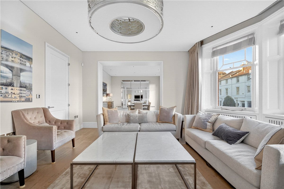 4 bedroom flat, Wynnstay Gardens, Kensington W8 - Available