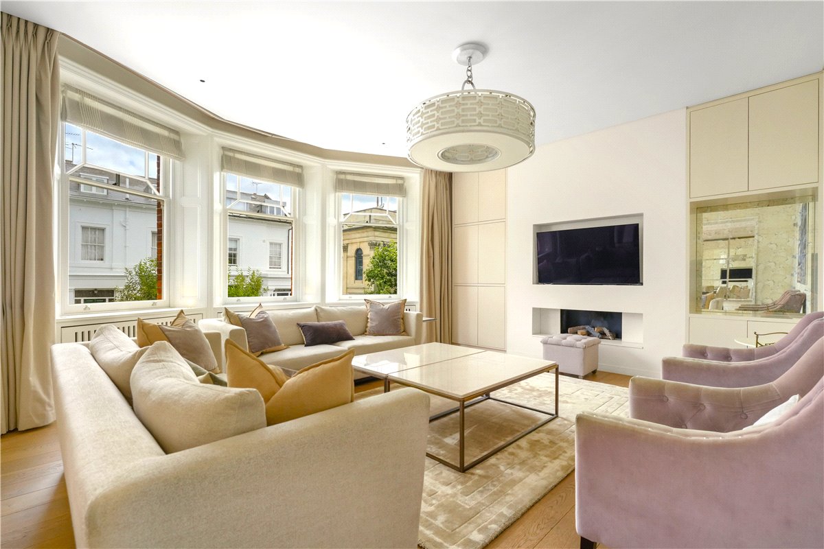 4 bedroom flat, Wynnstay Gardens, Kensington W8 - Available