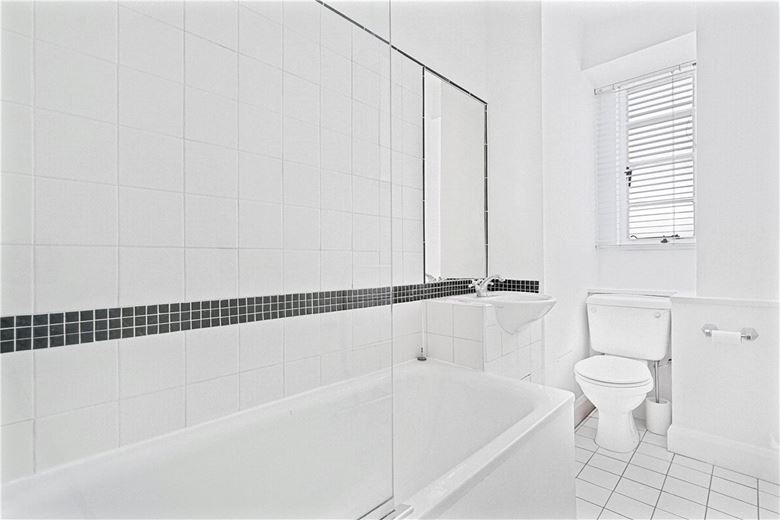  bedroom flat, Sloane Avenue Mansions, Sloane Avenue SW3 - Available