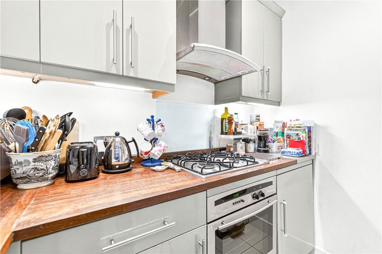 1 bedroom flat, Redcliffe Gardens, Chelsea SW10 - Available