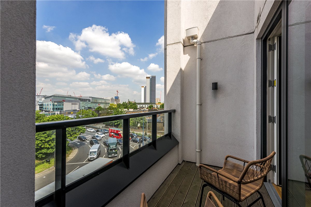 2 bedroom flat, Holland Park Avenue, Holland Park W11 - Available