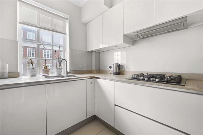 1 bedroom flat, Kensington High Street, London W8 - Available