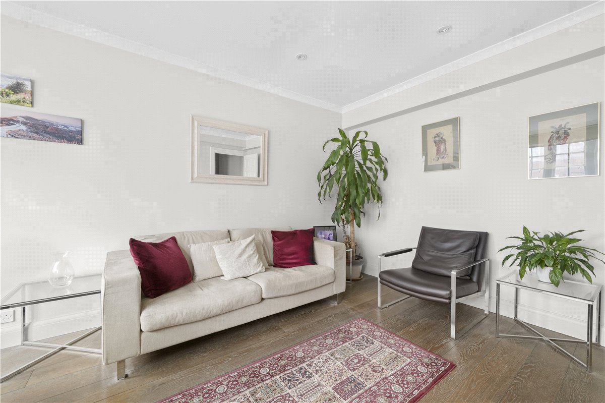 1 bedroom flat, Kensington High Street, London W8 - Available
