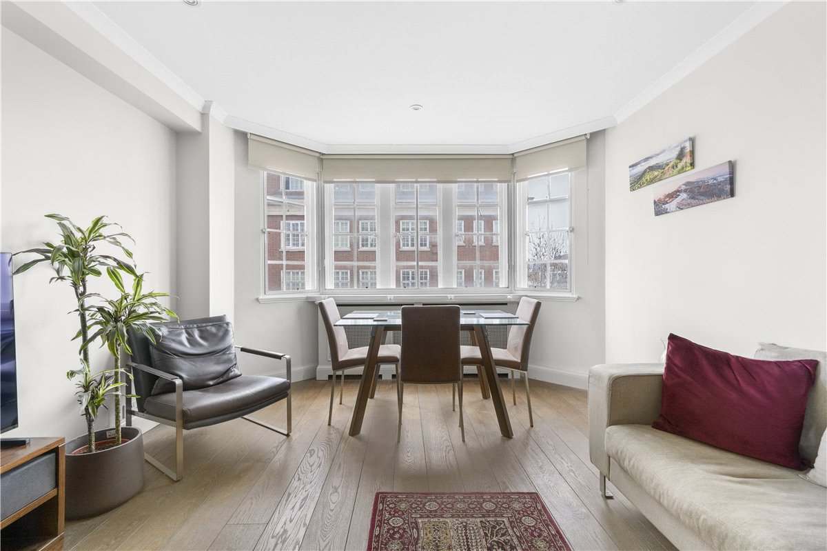 1 bedroom flat, Kensington High Street, London W8 - Available