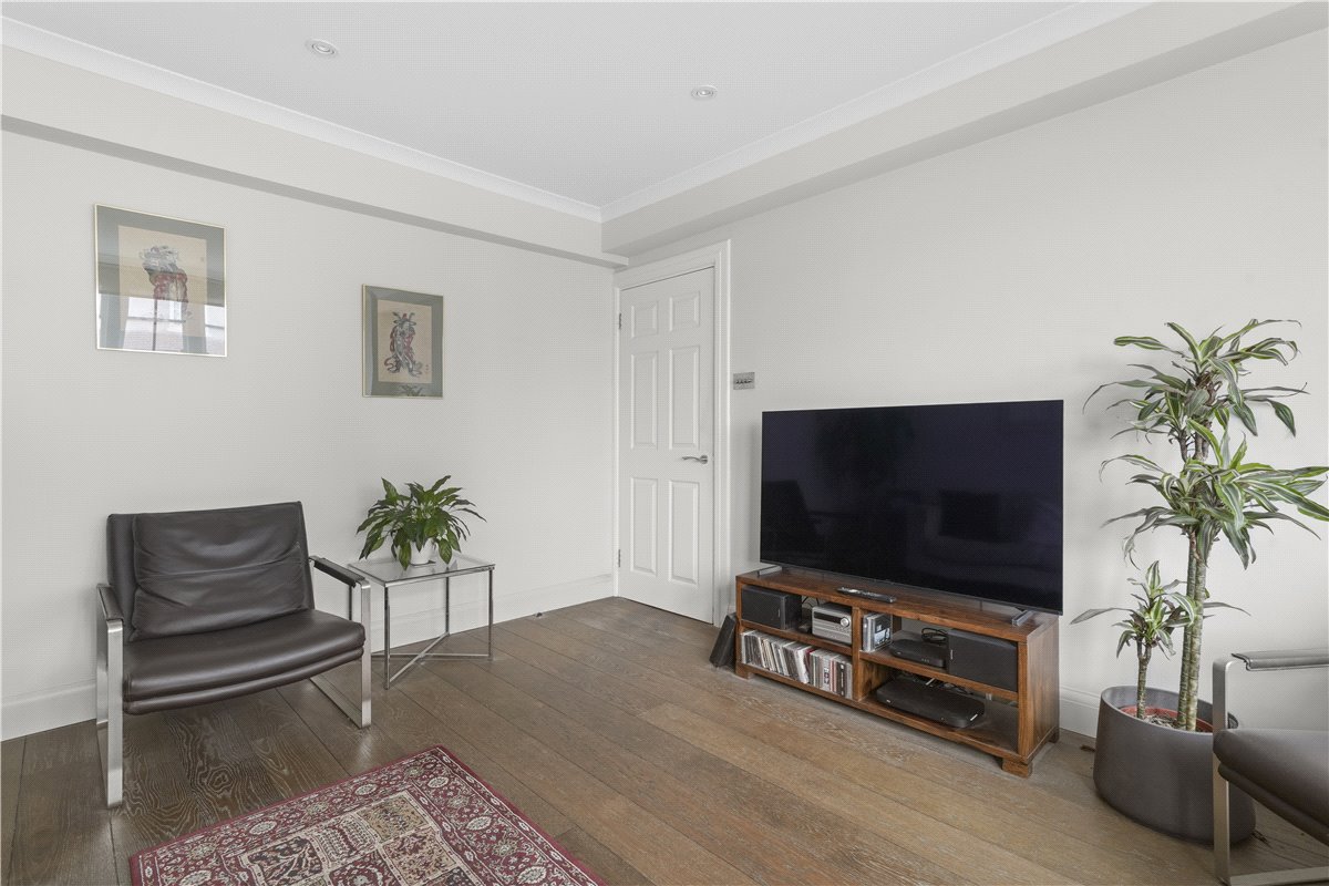 1 bedroom flat, Kensington High Street, London W8 - Available