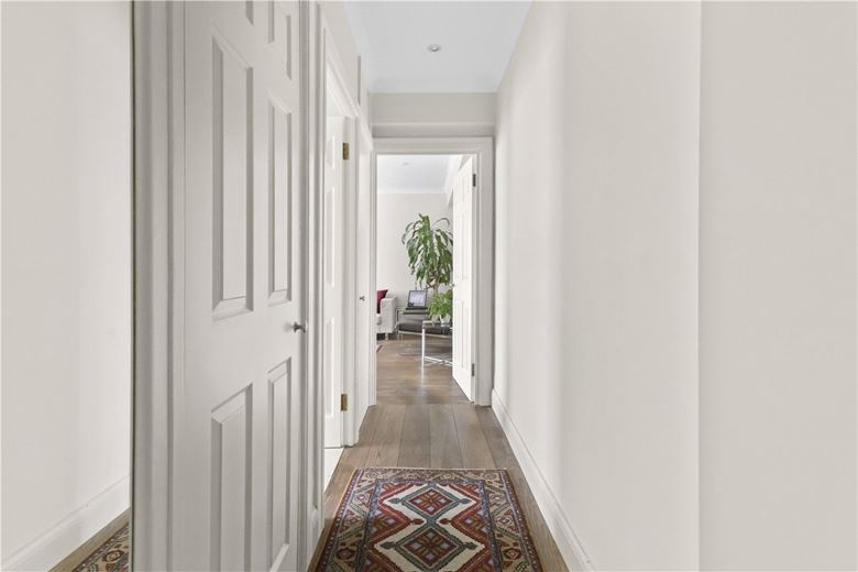 1 bedroom flat, Kensington High Street, London W8 - Available