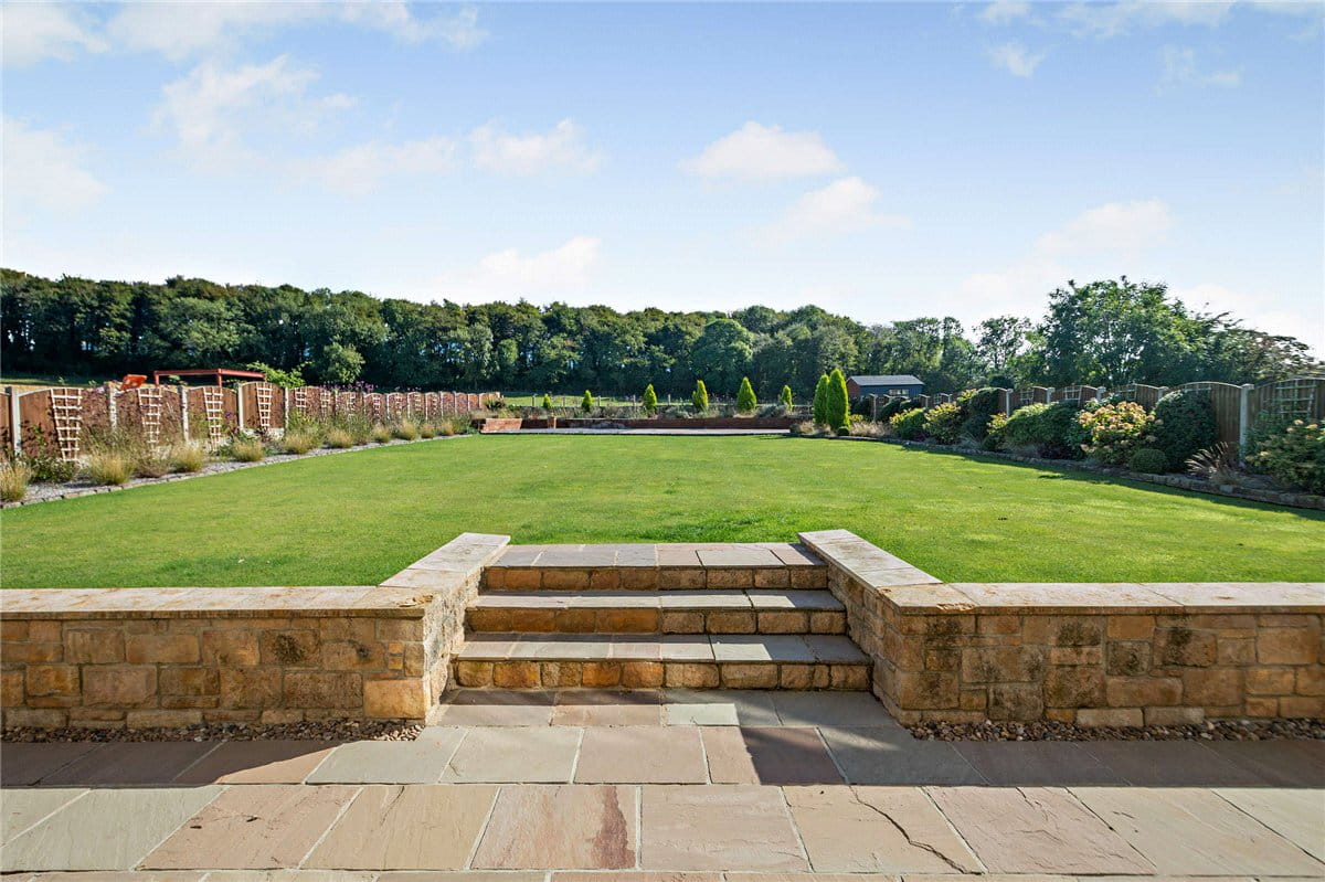 5 bedroom house, Main Street, Ledston WF10 - Available