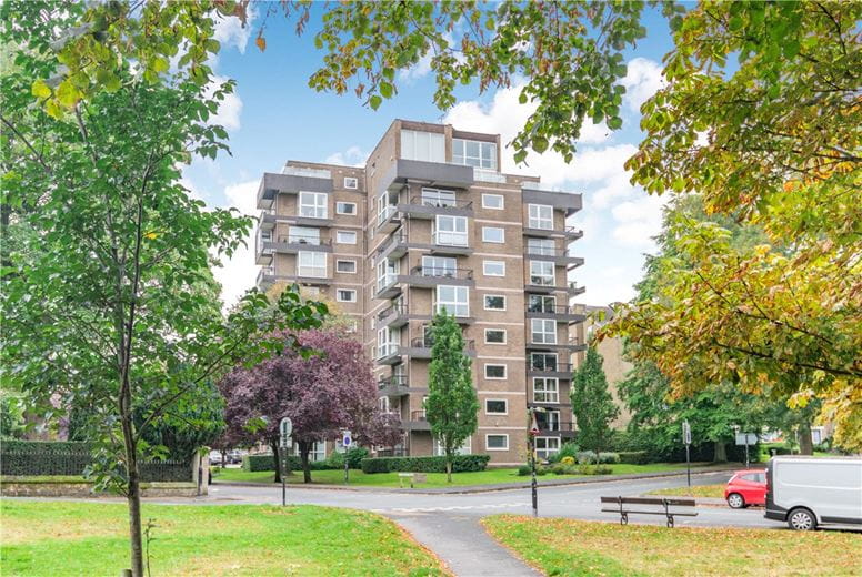 3 bedroom flat, Apartment 5, Esplanade Court, 2 St. Marys Walk HG2 - Available
