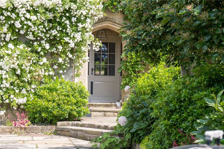 6 bedroom house, Healthwaite Hall, Weeton LS17 - Available