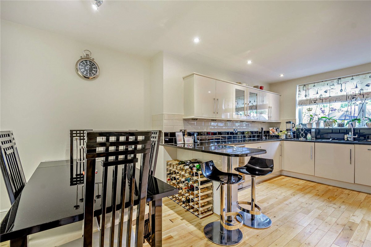 3 bedroom flat, St James Court, 29A Wheatlands Road East HG2 - Sold STC