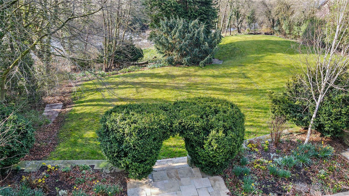 5 bedroom house, Nidd Bank, Knaresborough HG5 - Sold STC