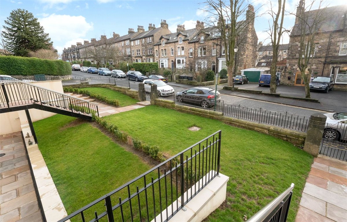 2 bedroom flat, Franklin Mount, Harrogate HG1 - Sold