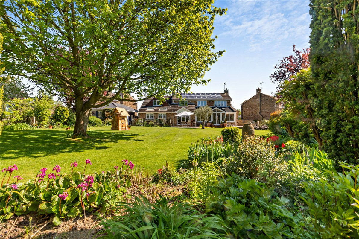 4 bedroom house, Manor Garth, Ledsham LS25 - Available
