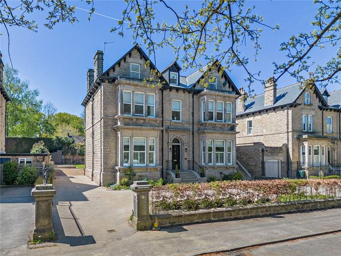 3 bedroom flat, The Oval, Harrogate HG2 - Available