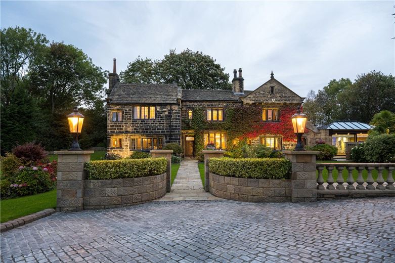 4 bedroom house, Manor House, Keeper Lane BD4 - Available