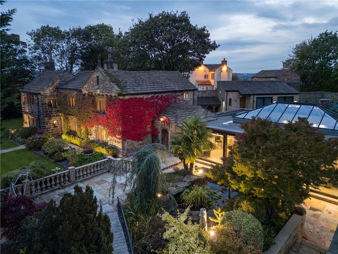 4 bedroom house, Manor House, Keeper Lane BD4 - Available