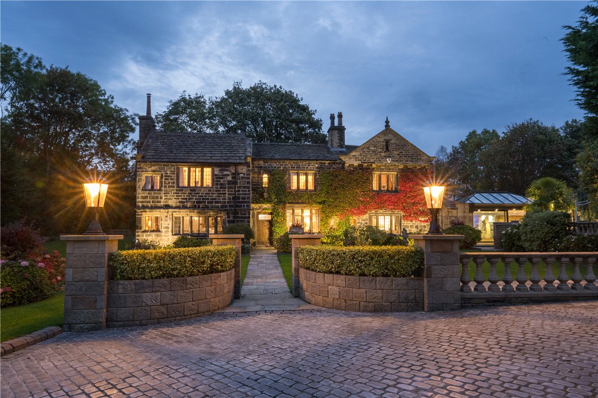 4 bedroom house, Manor House, Keeper Lane BD4 - Available