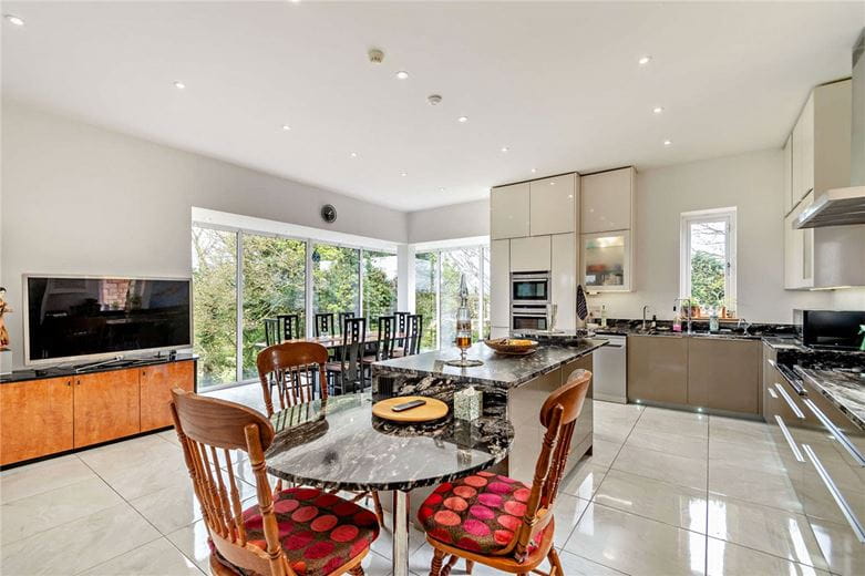 8 bedroom house, Cragtops, Pinfold Lane WF8 - Available