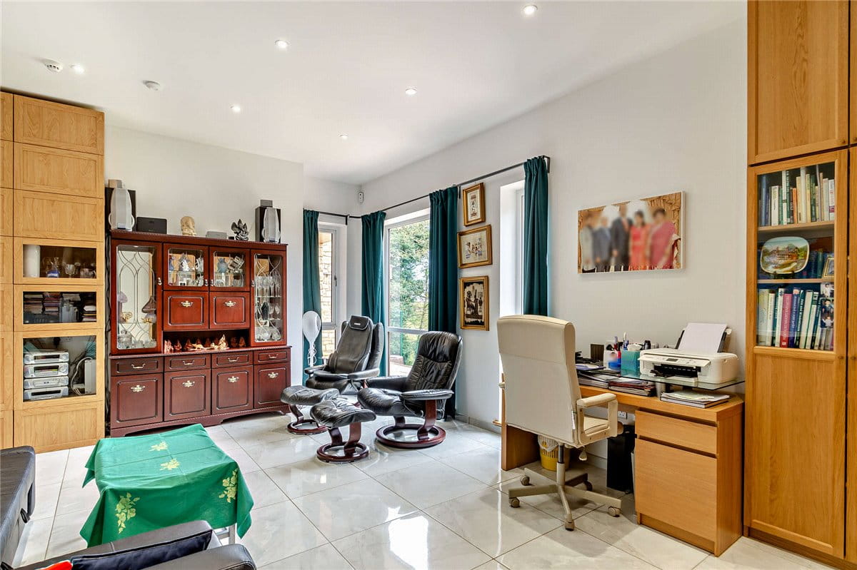 8 bedroom house, Cragtops, Pinfold Lane WF8 - Available