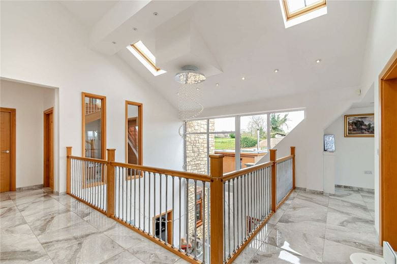 8 bedroom house, Cragtops, Pinfold Lane WF8 - Available