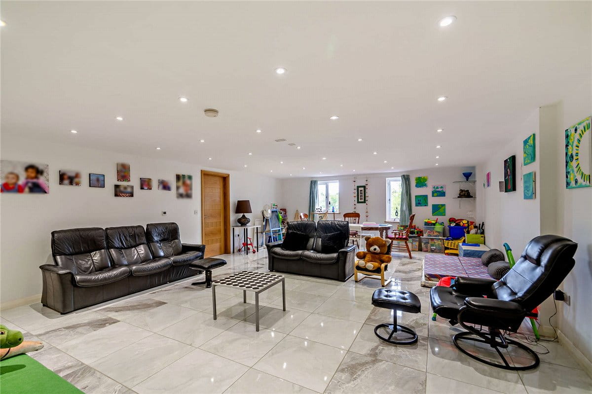 8 bedroom house, Cragtops, Pinfold Lane WF8 - Available