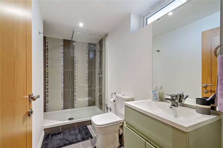 8 bedroom house, Cragtops, Pinfold Lane WF8 - Available