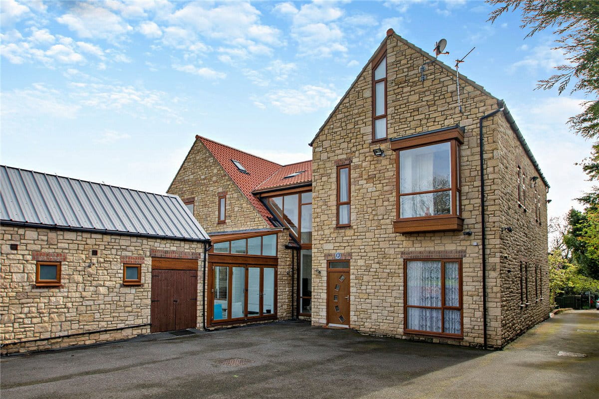 8 bedroom house, Cragtops, Pinfold Lane WF8 - Available