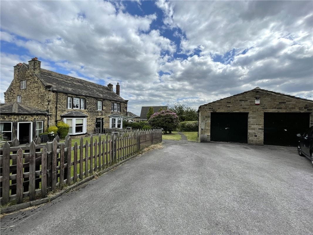 2 bedroom cottage, Kirkgate, Hanging Heaton WF17