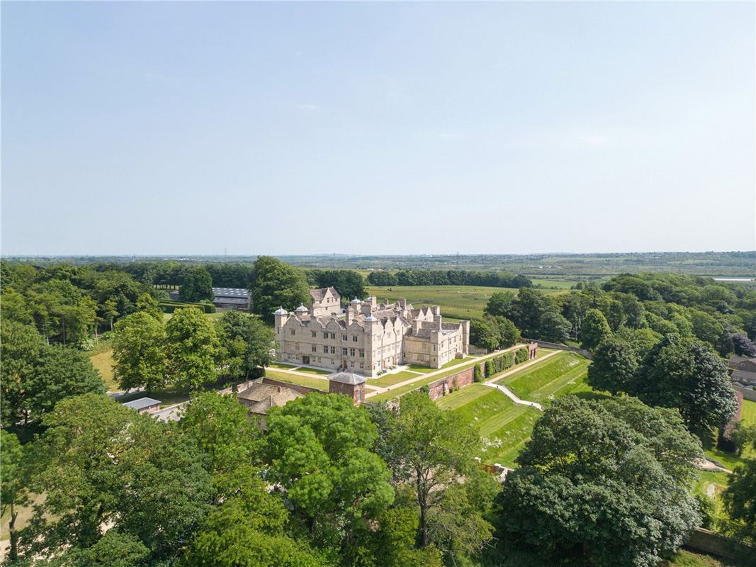 2 bedroom flat, Shrewsbury, Ledston Hall, Back Newton Lane WF10