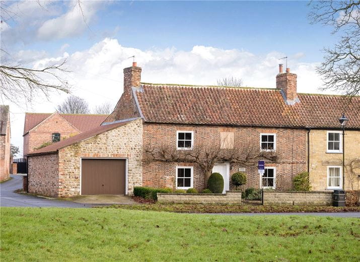 3 bedroom cottage, The Green, Kirklington DL8 - Available