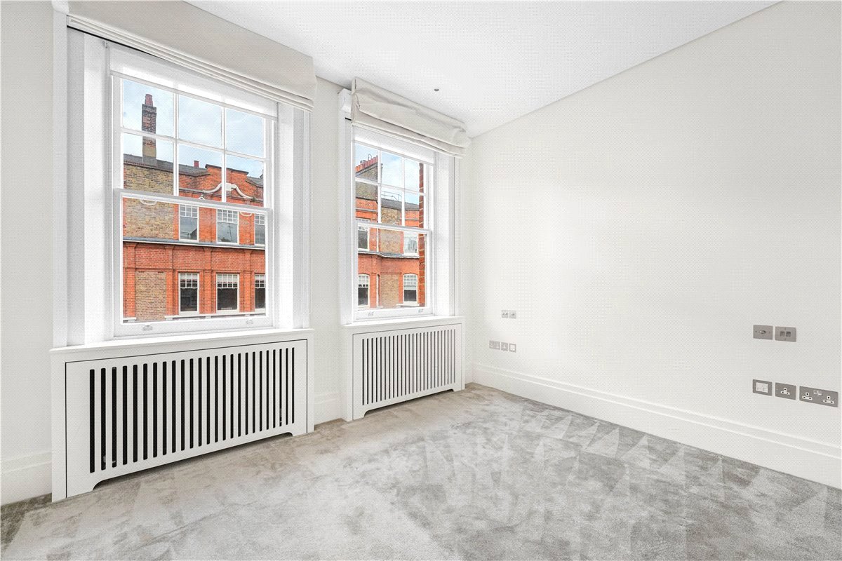 4 bedroom flat, Wynnstay Gardens, Kensington W8 - Available